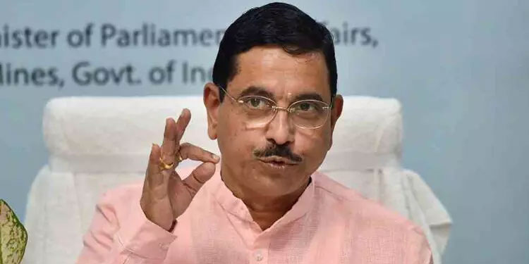 ‘ഇംഗ്ലീഷിൽ ബോർഡ് വെക്കാൻ ഇത് ഇംഗ്ലണ്ടല്ല’; കന്നഡ ഭാഷയിൽ ബോർഡ് വെച്ചാലെന്താണെന്ന് കേന്ദ്രമന്ത്രി പ്രഹ്ലാദ് ജോഷി