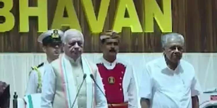 അടുത്തിരുന്നിട്ടും അകലം പാലിച്ച്​ മുഖ്യമന്ത്രിയും ഗവർണറും