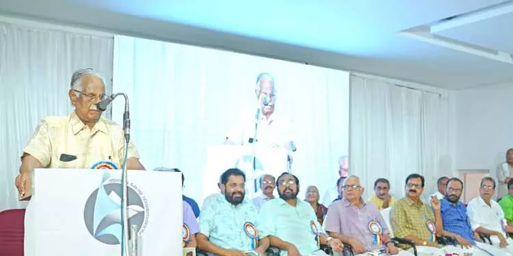 ഇ​രു​ട്ടി​ന്റെ നാ​ളു​ക​ളാ​ണി​വി​ടെ, വി​ള​ക്കു​ക​ള്‍ ഓ​രോ​ന്നാ​യി കെ​ട്ടു​പോ​കു​ന്നു -ടി. ​പ​ത്മ​നാ​ഭ​ന്‍