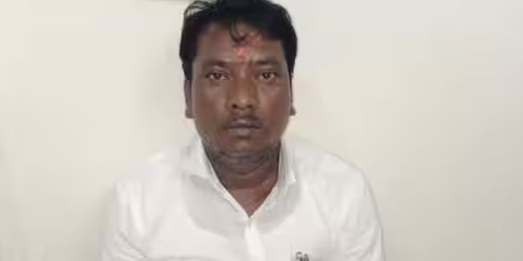 പൊലീസ് സംരക്ഷണത്തിനായി സ്വന്തം വീടിനു നേരം ബോംബെറിഞ്ഞു, ഹിന്ദുമഹാസഭ നേതാവും മകനും അറസ്റ്റിൽ