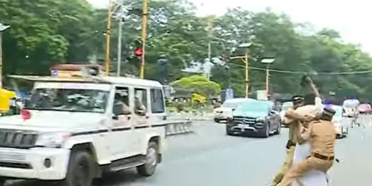 ഗവർണർക്കെതിരെ വിദ്യാർഥി പ്രതിഷേധം; എസ്‌എഫ്‌ഐ പ്രവർത്തകർ രണ്ടുവട്ടം കരിങ്കൊടി കാട്ടി
