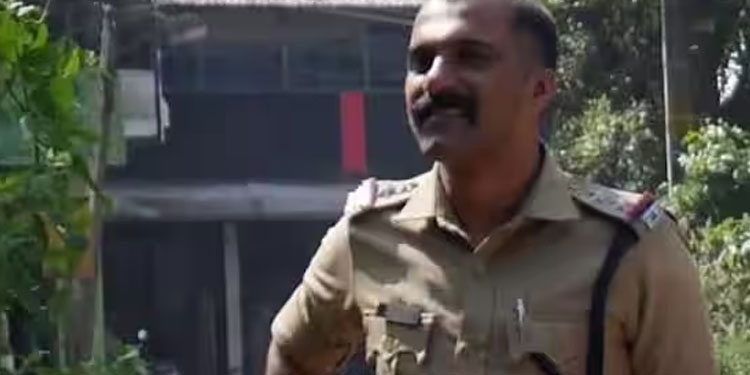 സ്വർണ്ണക്കടത്ത് സംഘവുമായി ബന്ധം, വിവരങ്ങള്‍ ചോർത്തി നൽകി; എസ് ഐക്ക് സസ്പെൻഷൻ
