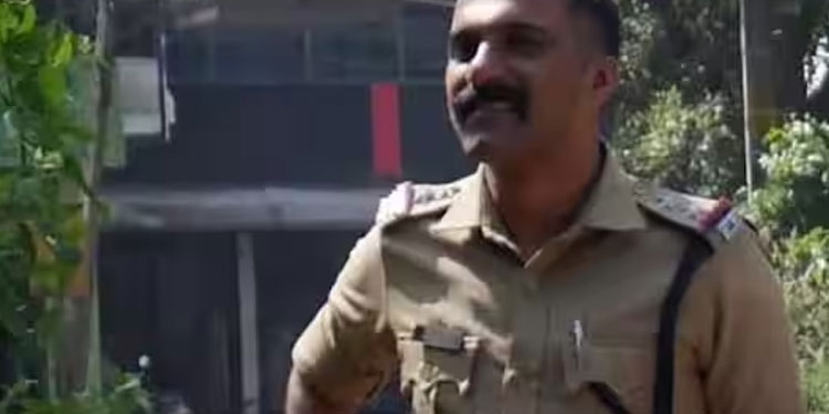 സ്വർണ്ണക്കടത്ത് സംഘവുമായി ബന്ധം, വിവരങ്ങള്‍ ചോർത്തി നൽകി; എസ് ഐക്ക് സസ്പെൻഷൻ