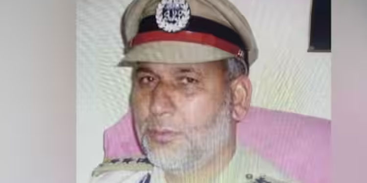 പള്ളിയിൽ പ്രാർത്ഥിച്ചു കൊണ്ടിരിക്കെ വിരമിച്ച പൊലീസ് ഉദ്യോഗസ്ഥനെ ഭീകരർ കൊലപ്പെടുത്തി
