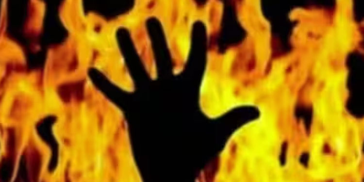 മന്ത്രവാദം നടത്തിയെന്നാരോപിച്ച് ആദിവാസി യുവതിയെ അക്രമികൾ തീകൊളുത്തിക്കൊന്നു