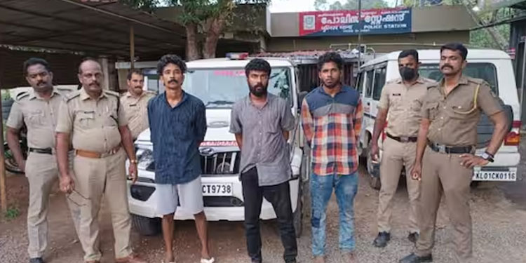 മരണവീട്ടിൽ പരാക്രമം, അന്വേഷിക്കാനെത്തിയ പൊലീസിന് നേരെ കൈയേറ്റം, പ്രതികൾ പിടിയിൽ