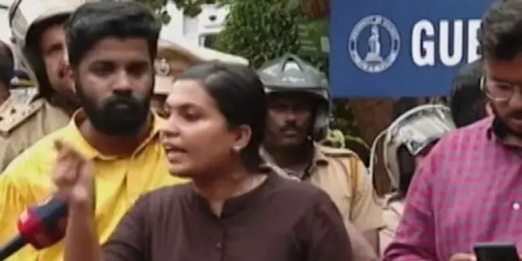 വിദ്യാര്‍ഥികളുടെ ചോദ്യങ്ങള്‍ക്ക് മറുപടിയുണ്ടോ?; ഗവര്‍ണര്‍ പെരുമാറുന്നത് ഗുണ്ടയെപ്പോലെയെന്ന് എസ്എഫ്‌ഐ