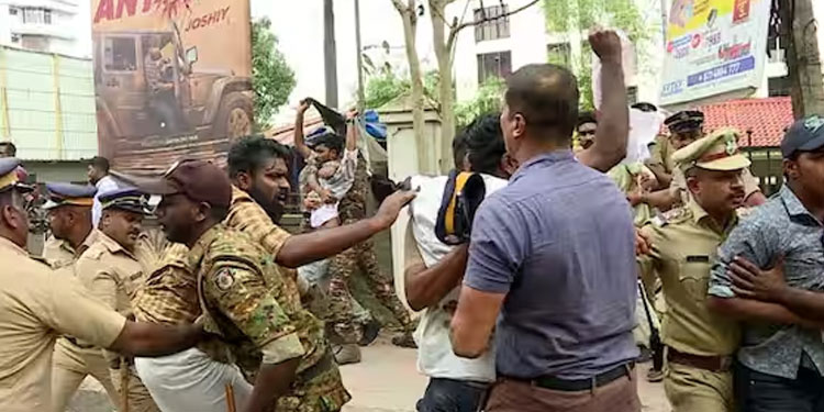 സർവകലാശാലകളെ സംഘപരിവാർ കേന്ദ്രങ്ങളാക്കുന്നു, ഗവർണർക്കെതിരെ കരിങ്കൊടിയുമായി എസ്എഫ്ഐ