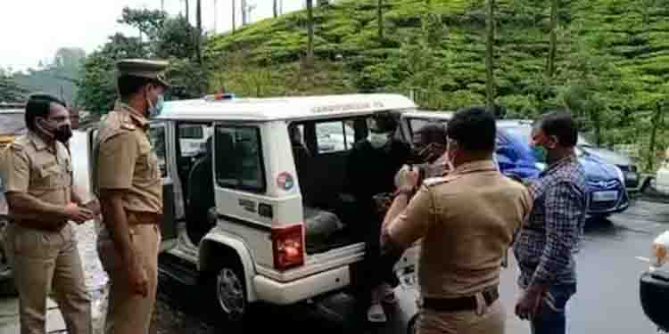 വിധി റദ്ദാക്കണം ; വണ്ടിപ്പെരിയാർ കേസിൽ പോലീസ് സ്റ്റേഷനിലേക്ക് പ്രതിഷേധവുമായി കുട്ടിയുടെ കുടുംബം