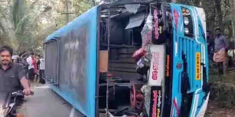 കൊല്ലത്ത് ബസ് നിയന്ത്രണം വിട്ട്  മറിഞ്ഞു, നിരവധിപ്പേർക്ക് പരിക്ക്; ഇടുക്കിയിൽ കെഎസ്ആർടിസിയും അപകടത്തിൽപ്പെട്ടു
