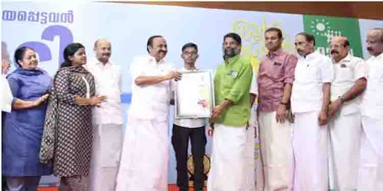 പ്രഥമ പി ടി തോമസ് പുരസ്‌കാരം മാധവ് ഗാഡ്​ഗിലിന് സമ്മാനിച്ചു