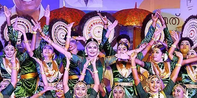 ആശാ ശരത്തും 55 കുട്ടികളും ചുവടുവെച്ചു; കലോത്സവ വേദിയിൽ നൃത്തശിൽപം ഇതൾവിരിഞ്ഞു