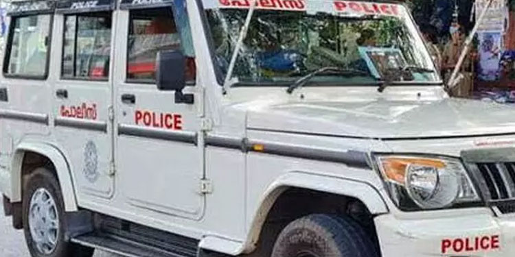 കാർ യാത്രികൻ പിന്തുടർന്നെത്തി സ്കൂട്ടർ യാത്രികരായ ദമ്പതികളെ മർദിച്ചു