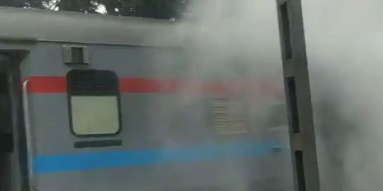 തിരൂരിൽ ഓടുന്ന ട്രെയിനിന് തീപ്പിടിച്ചു: ബ്രേക്കര്‍ ജാമായതെന്ന് പ്രാഥമിക നിഗമനം
