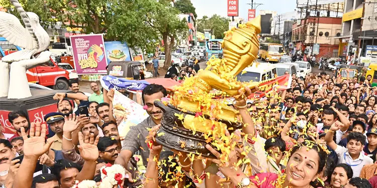 കലോത്സവകിരീടം; കണ്ണൂരിന്റെ താരങ്ങൾക്ക്‌ ഉജ്വല വരവേൽപ്പ്‌