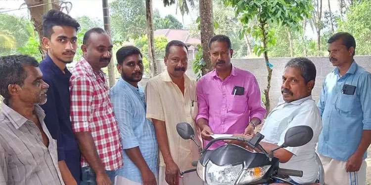 മസ്റ്ററിങ് നടത്താനായില്ല, ഭിന്നശേഷിക്കാരന് പെൻഷൻ മുടങ്ങി; തുക നൽകി കോൺഗ്രസുകാർ