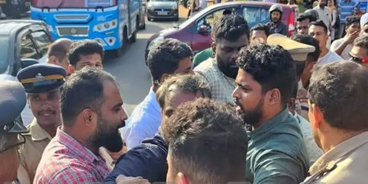 രാഹുൽ മാങ്കൂട്ടത്തിലിന്റെ അറസ്റ്റ്: മലപ്പുറത്ത് രണ്ടിടത്ത് മുഖ്യമന്ത്രിക്ക് യൂത്ത് കോൺഗ്രസിന്റെ കരിങ്കൊടി