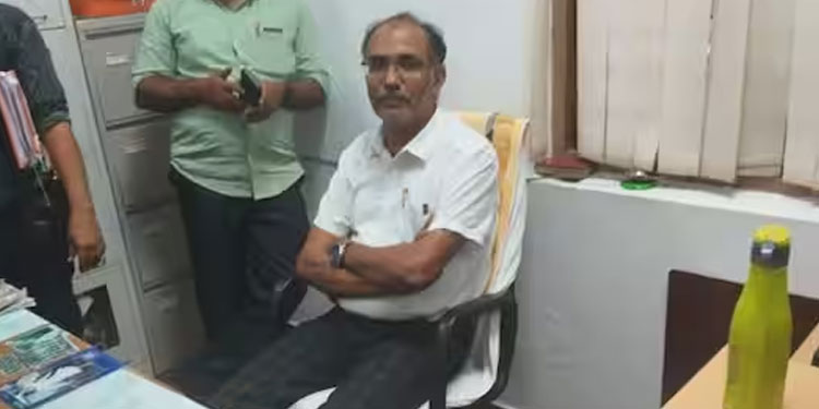 20,000 കൈക്കൂലി; വിജിലൻസ് പിടിയിലായ കാസർകോട് പെരിയ കേന്ദ്ര സർവ്വകലാശാലയിലെ പ്രൊഫസർക്ക് സസ്പെൻഷൻ