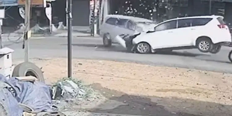 എം സി റോഡില്‍ വാഹനാപകടം; പത്ത് പേര്‍ക്ക് പരിക്ക്