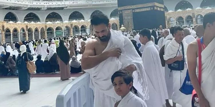 ഉംറ നിർവഹിച്ച ചിത്രം പങ്കുവെച്ച ഇർഫാൻ പത്താന് നേരെ ‘ജയ് ശ്രീരാം’ കമന്റുകളുമായി തീവ്ര ഹിന്ദുത്വർ