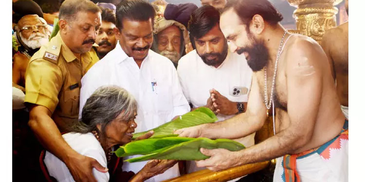 അയ്യനെ തൊഴാൻ സഹായിച്ച് മന്ത്രി കെ.രാധാകൃഷ്ണൻ; ഷൺമുഖ അമ്മാളിന് ദർശന സായൂജ്യം