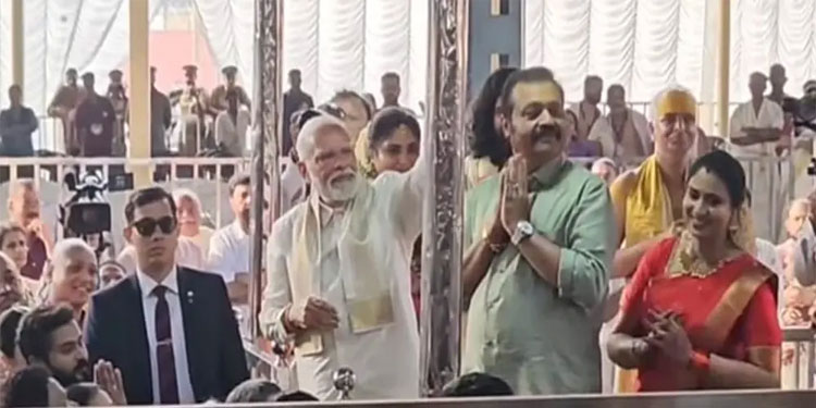 പ്രധാനമന്ത്രിയുടെ സന്ദർശനം:വിവാഹം കഴിഞ്ഞിട്ടും മണിക്കൂറുകൾ കാത്തുനിന്ന്‌ കുടുംബങ്ങൾ