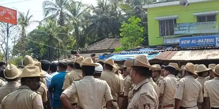 മക്ക മസ്ജിദിന് സമീപം ‘ദേവി നഗർ’ ബോർഡും കാവിക്കൊടിയും; ബി.ജെ.പി എം.പിയുടെ വിദ്വേഷ പ്രസ്താവനക്ക് പിറകെ സംഘ്പരിവാർ രംഗത്ത്