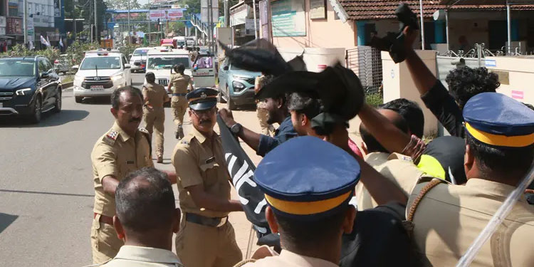 ഗവർണർക്കെതിരെ എസ്‌എഫ്‌ഐ പ്രതിഷേധം; 15 പേർ അറസ്‌റ്റിൽ
