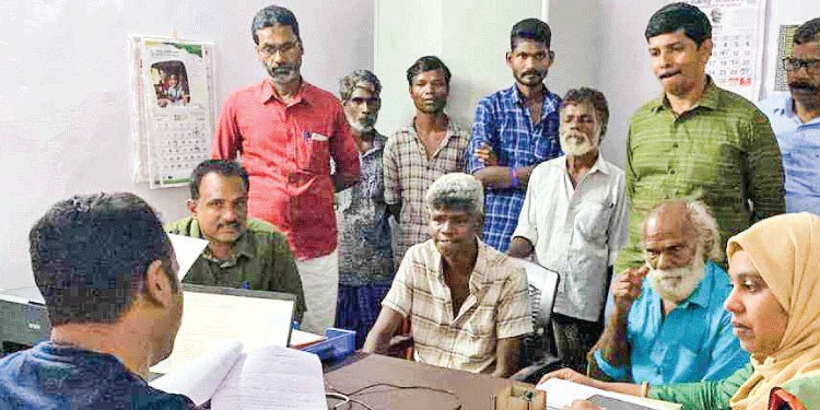 ക​ള​ക്കു​ന്ന് കോ​ള​നി​യി​ലെ വീ​ടു​ക​ളു​ടെ അ​റ്റ​കു​റ്റ​പ്പ​ണി ഫ​ണ്ട് വൈ​കി; പ്ര​തി​ഷേ​ധ​വു​മാ​യി ആ​ദി​വാ​സി​ക​ൾ