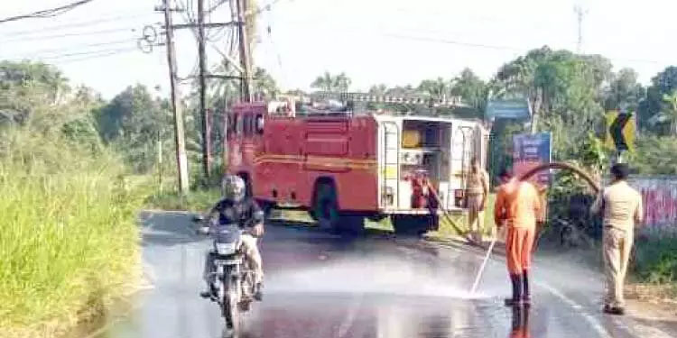 റോഡിലെ ഓയിലിൽ തെന്നിവീണ് ബൈക്ക് യാത്രികരായ പിതാവിനും മകൾക്കും പരിക്ക്