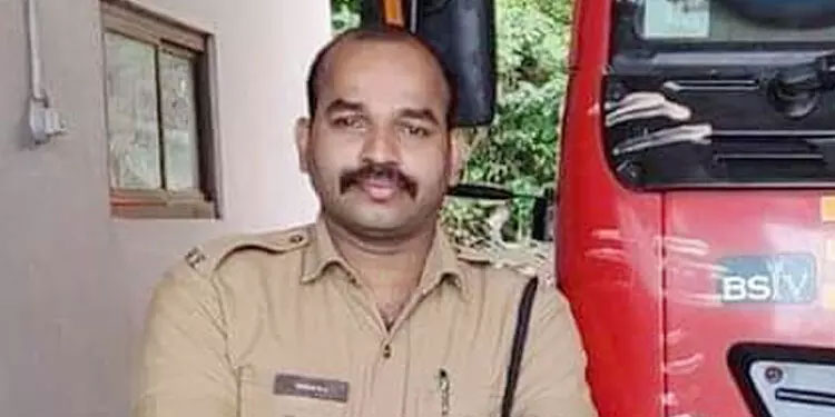 മുക്കത്ത് ഫയർഫോഴ്സ് ഉദ്യോഗസ്ഥനെയും അമ്മയെയും മരിച്ച നിലയിൽ കണ്ടെത്തി