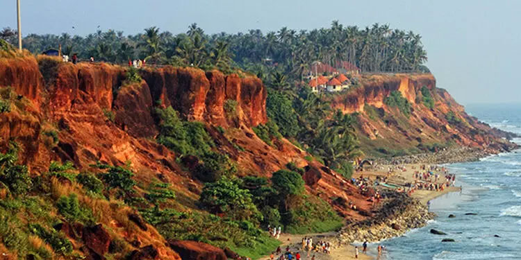 യുവതി പാപനാശം കുന്നിൽനിന്ന് ചാടി ആത്മഹത്യക്ക് ശ്രമിച്ചു; മൂന്ന് സുഹൃത്തുക്കൾ കസ്റ്റഡിയിൽ