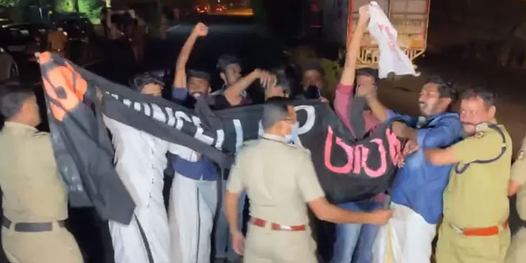 കൊച്ചിയിലും ​ഗവർണർക്ക് നേരെ എസ്എഫ്ഐ പ്രതിഷേധം; കരിങ്കൊടി കാണിച്ചു