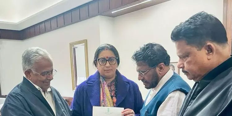 ‘കരിപ്പൂരിൽ നിന്നുളള ഹജ്ജ് യാത്രക്കാരോടുളള വിവേചനം അവസാനിപ്പിക്കണം’; കേന്ദ്രമന്ത്രി സ്മൃതി ഇറാനിക്ക് നിവേദനം നൽകി