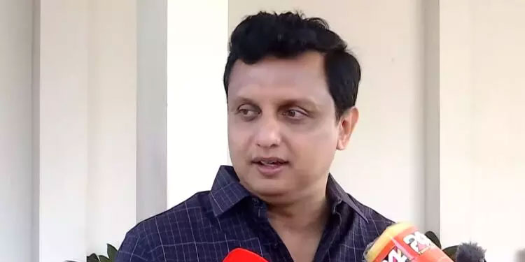 കരാറുകാരന്‍റെ വാഹനത്തിൽ അഭിവാദ്യം സ്വീകരിച്ച സംഭവം: കയറും മുമ്പ് ആർ.സി പരിശോധിക്കാനാകില്ലെന്ന് മന്ത്രി