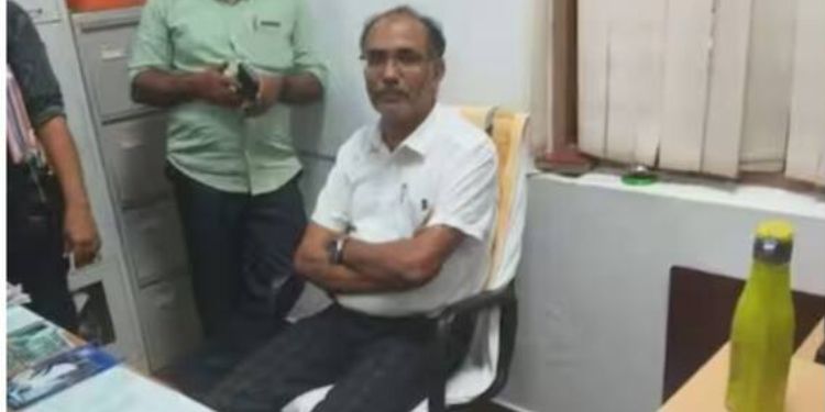 കൈക്കൂലി വാങ്ങിയതിന് സസ്പെൻഷൻ ; അന്വേഷണം നേരിടുന്ന പ്രൊഫസർ റിപ്പബ്ലിക് ദിന പരിപാടിയിൽ