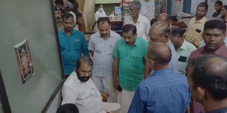 വിഴിഞ്ഞത്ത് മുങ്ങിമരിച്ച വിദ്യാർത്ഥികളുടെ കുടുംബങ്ങളെ സന്ദർശിച്ച് മന്ത്രി വി ശിവൻകുട്ടി