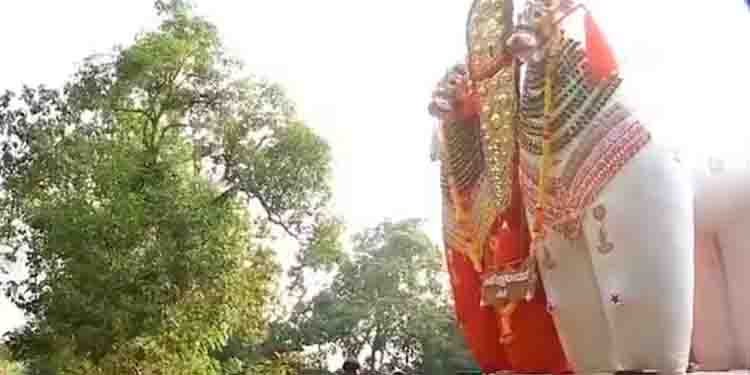 ഉത്സവത്തിന്റെ കെട്ടുകാഴ്ച വൈദ്യുതി ലൈനിൽ തട്ടി: മുകളിലിരുന്ന മൂന്ന് യുവാക്കൾക്ക് പൊള്ളലേറ്റു, പ്രതിഷേധം