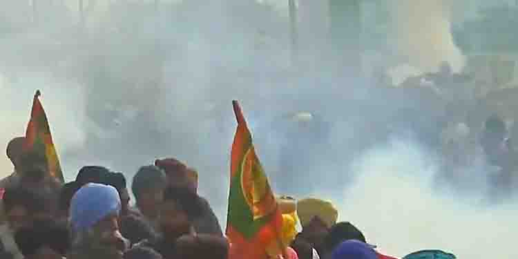 കർഷകരെ തടയാൻ കണ്ണീർ വാതകം പ്രയോഗിച്ചു; ‘ഡൽഹി ചലോ’ മാർച്ചിൽ സംഘർഷം