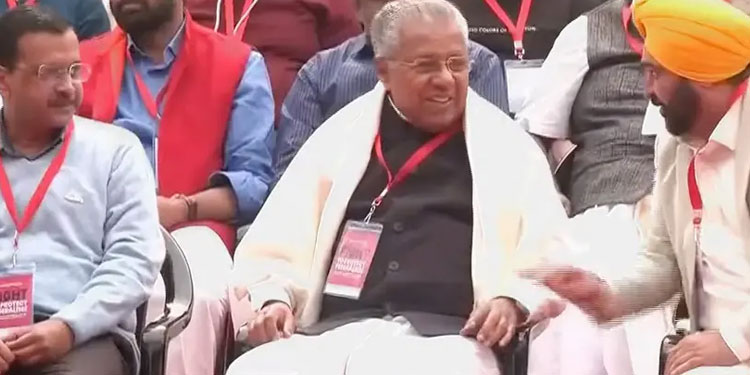 കേരളത്തിന്‌ പിന്തുണ; ഡൽഹി, പഞ്ചാബ്‌ മുഖ്യമന്ത്രിമാരും പിണറായിക്കൊപ്പം വേദിയിൽ