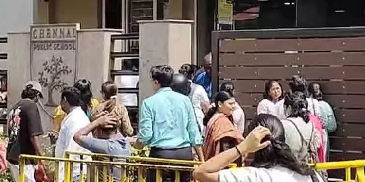 13 സ്കൂളുകളിൽ ബോംബ് വെച്ചതായി ഭീഷണി, രക്ഷിതാക്കൾ കുതിച്ചെത്തി; മണിക്കൂ​റുകളോളം പരിഭ്രാന്തിയിലായി ചെന്നൈ