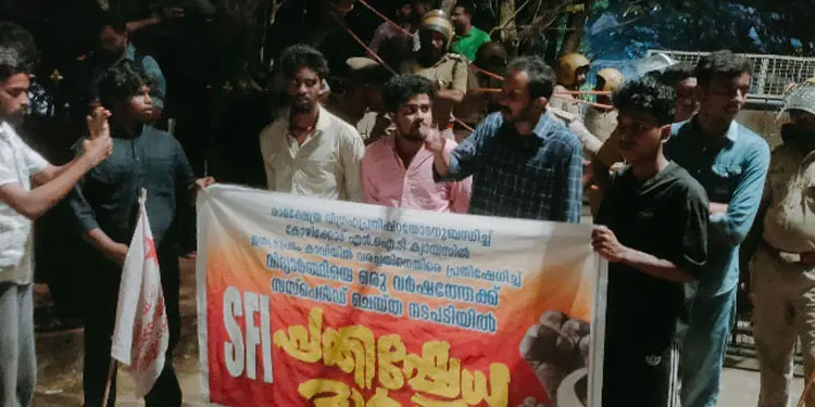 മര്‍ദനമേറ്റ ദളിത് വിദ്യാര്‍ഥിക്ക് ഒരു വര്‍ഷം സസ്‌പെന്‍ഷന്‍; എന്‍ഐടിയില്‍ വന്‍ വിദ്യാര്‍ഥി പ്രതിഷേധം