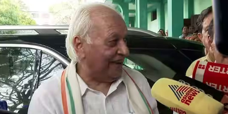 ‘അദ്ദേഹം നാടക കമ്പനിയുടെ സംവിധായകനായി മാറി, ഒരു കൈകൊണ്ട് പ്രവർത്തകരെ വിടും, ഒരു കൈകൊണ്ട് തടയാൻ പൊലീസിനെ വിടും’