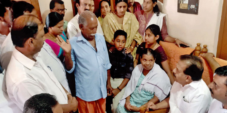 മ​യ​ക്കു​വെ​ടി​യേ​റ്റ കാ​ട്ടാ​ന​യെ​പ്പോ​ലെ​യാ​ണ് വ​നം മ​ന്ത്രി​യെ​ന്ന് ര​മേ​ശ് ചെ​ന്നി​ത്ത​ല