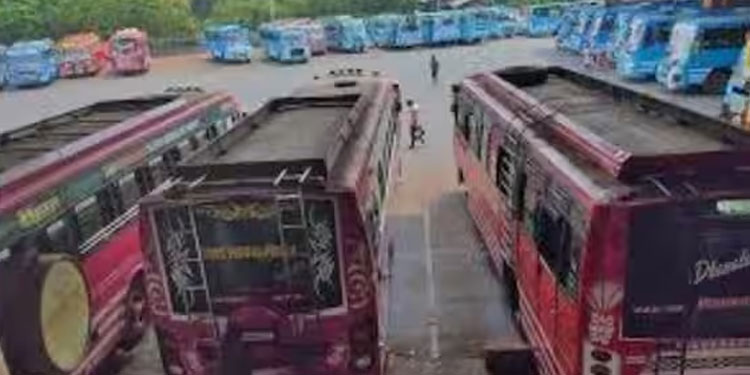 ഓട്ടോ-ബസ് തർക്കം, കണ്ടക്ടർക്കും ഡ്രൈവർക്കും മർദ്ദനം; സ്വകാര്യബസുകളുടെ മിന്നൽ ഹർത്താൽ, വലഞ്ഞ് യാത്രക്കാര്‍