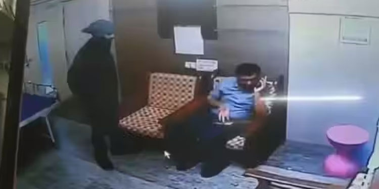 ഐസിയുവിന് മുന്നിൽ വെച്ച് ഡോക്ടറെ 17 തവണ വെട്ടി; മുൻ സഹപ്രവർത്തകയുടെ ഭർത്താവ് പിടിയിൽ