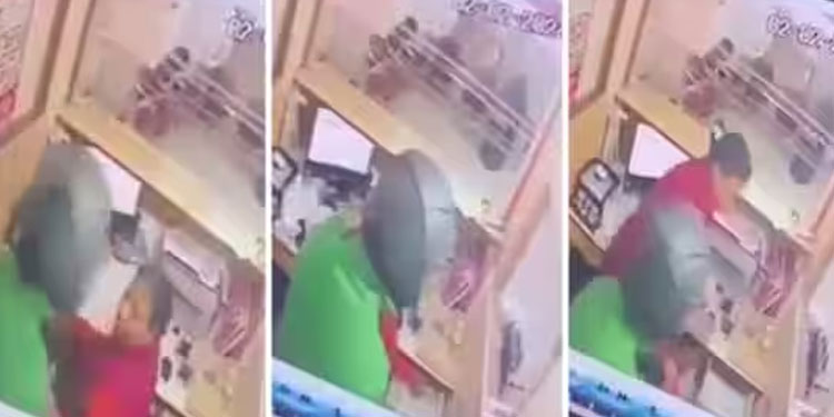 ബാങ്കിൽ കയറി ആളൊഴിയുന്നത് വരെ കാത്തിരുന്നു, കൈയിലൊരു കത്തി മാത്രം; ബഹളമൊന്നുമുണ്ടാക്കാതെ കൊണ്ടുപോയത് ലക്ഷങ്ങൾ
