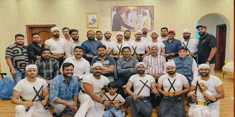20 വർഷം മുൻപ് കോൽക്കളി പഠിപ്പിച്ച ഗുരുനാഥന് ദുബൈയിൽ ശിഷ്യൻമാരു​ടെ ആദരവ്​