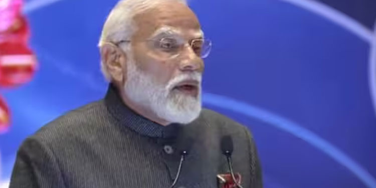 “എനിക്ക് സ്വന്തമായി കാറില്ല, സൈക്കിൾ പോലുമില്ല, എങ്കിലും സന്തോഷമുണ്ട്” വാഹനമേളയിലെത്തി വികാരഭരിതനായി മോദി!