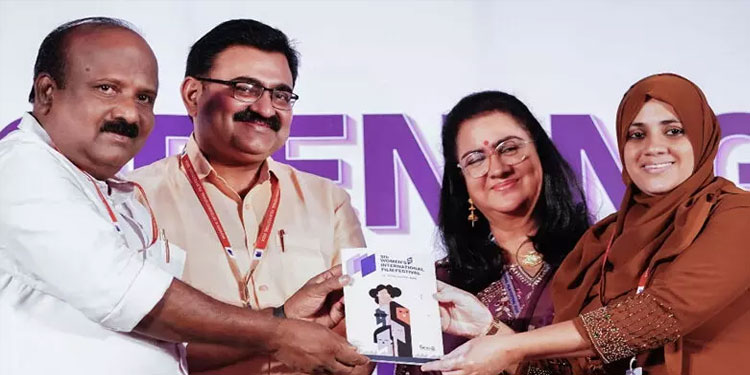 സ്ത്രീകള്‍ സമൂഹത്തില്‍നിന്ന് സ്വാതന്ത്ര്യം പിടിച്ചുവാങ്ങണമെന്ന് ഉര്‍വശി